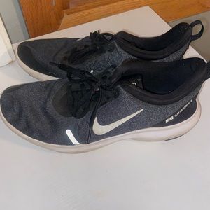 Nike Flex Experience 8, Black Nike tennis shoes,   Size: 9.5